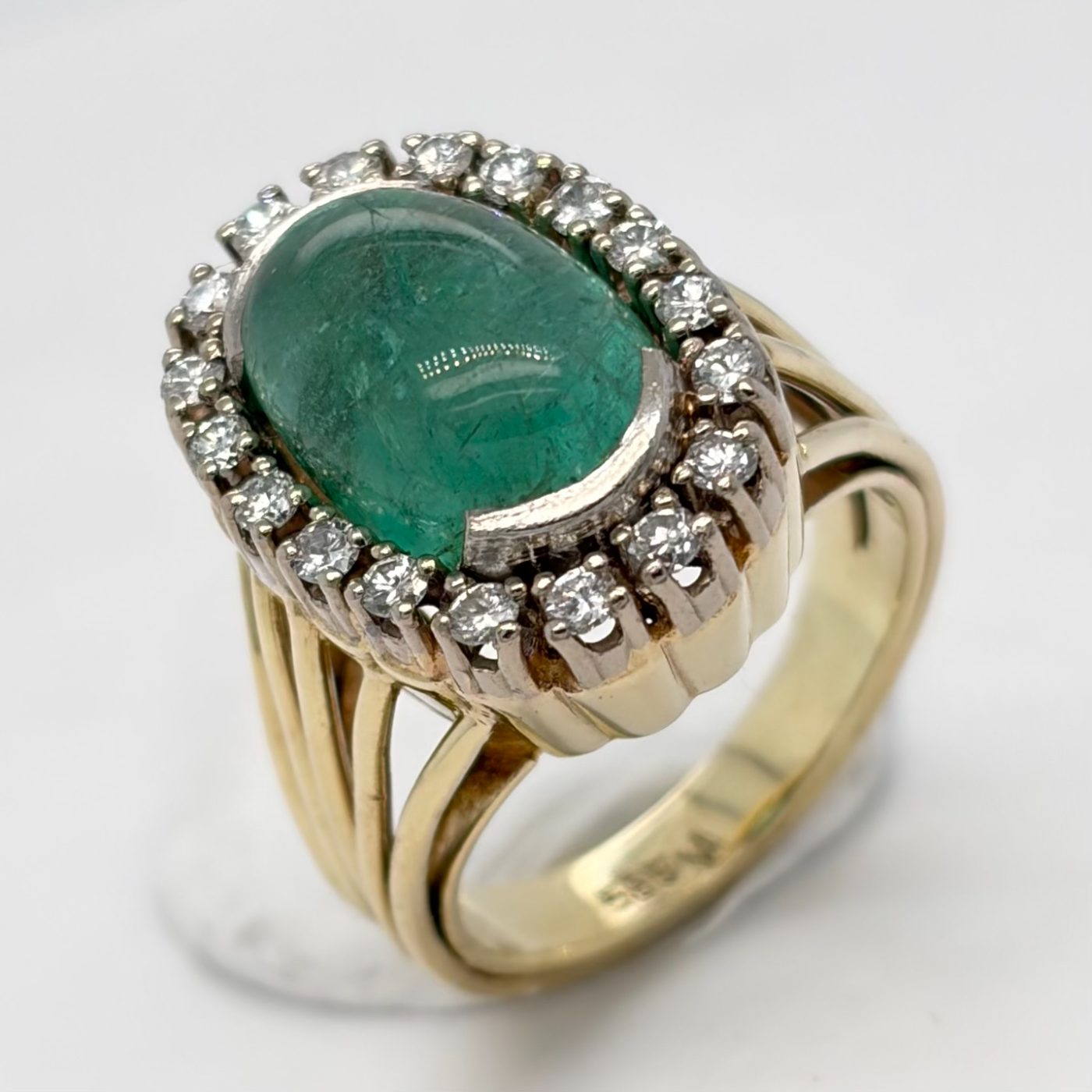 Smaragd-Cabochon Ring, Seitenansicht