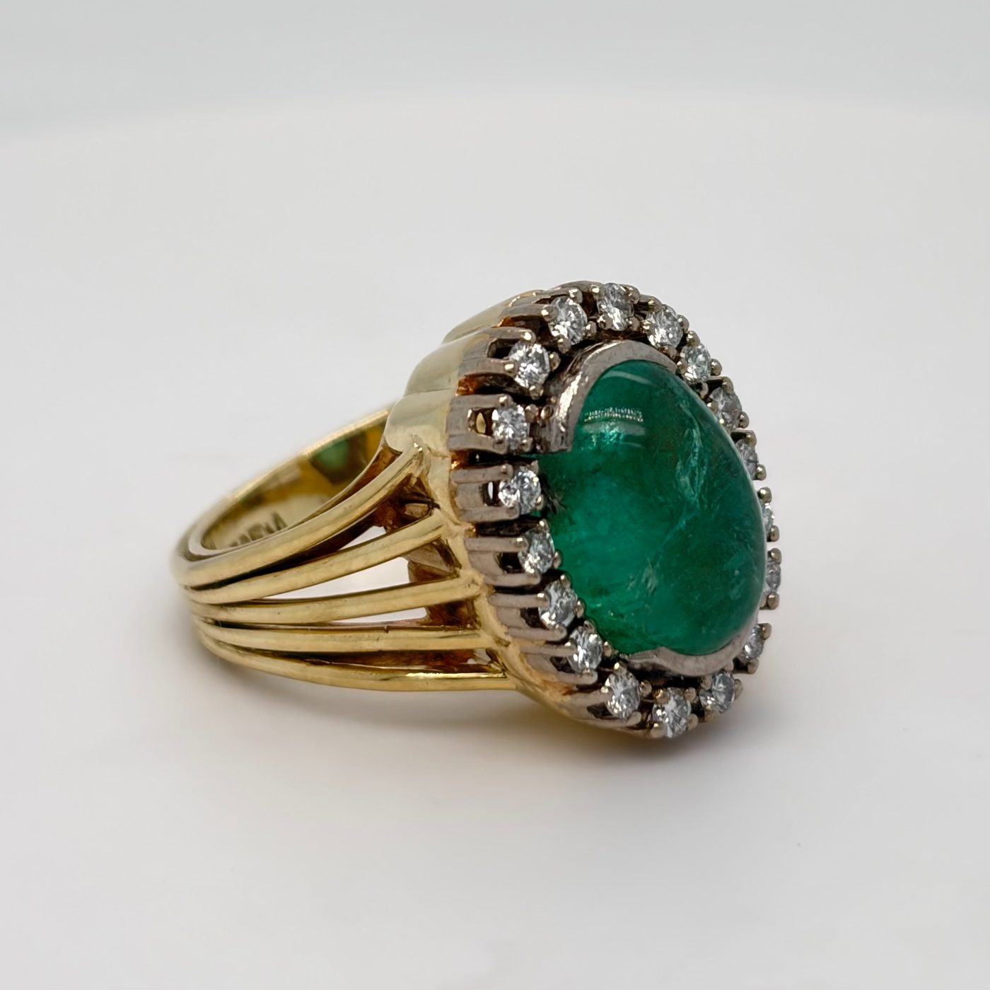 Smaragd-Cabochon Ring mit Diamanten